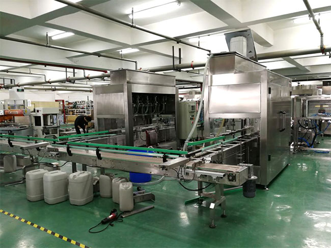 定量灌裝機設(shè)備車間展示